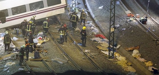 Al menos 60 muertos al descarrilar un tren en Santiago de Compostela