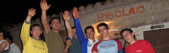 Jesús Parra, con camiseta clara, practicando junto a unos amigos el saludo preferido por Hitler y Franco