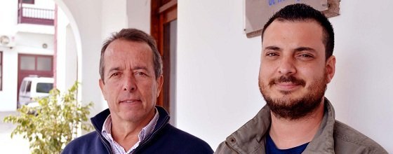 Pedro Negrín y Rubén Segredo en la portada del Ayuntamiento de Hermigua