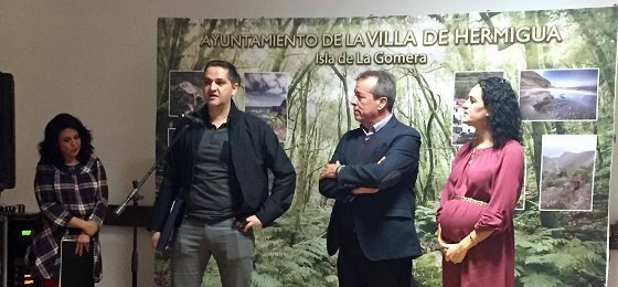 Jonay Rodríguez Cruz mejor deportista de Hermigua 2017 juanto al Alcalde y la Concejal de Deportes