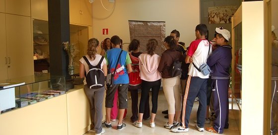 Imagen de un grupo de escolares visitando el Museo Etnográfico