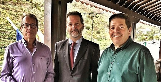 De izda a derecha Pedro Negrín, Juan Flores y Juan Ramón Pérez en el Ayuntamiento de Hermigua