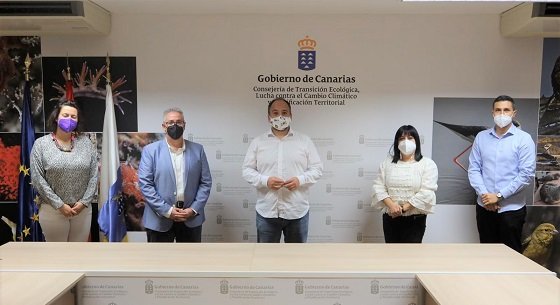 Los representantes del PSOE de La Gomera junto con el Consejero Jose Antonio Valbuena