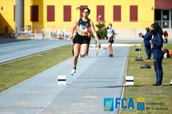 080222 La atleta gomera Lucía Curbelo, durante el salto que le valió la plata en el Campeonato Absoluto de Pista de Invierno