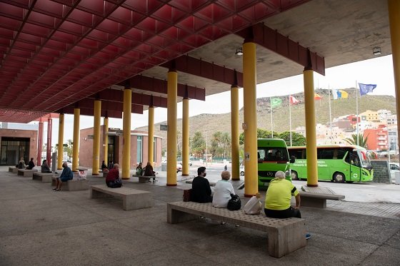 090522 Usuarios del servicio público de transporte de viajeros por carretera GuaguaGomera en el área de espera de la Estación de Guaguas de San Sebastián