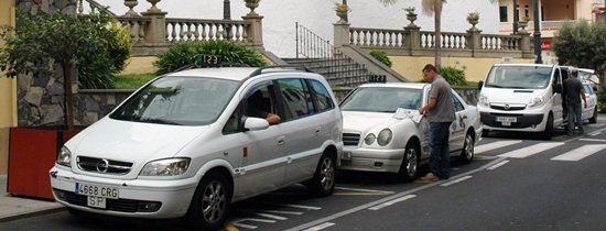 Los taxistas de La Gomera entregan firmas para la solución del problema de las Áreas Sensibles