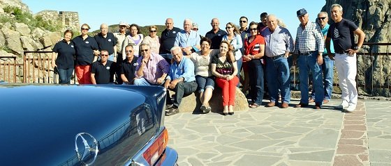 Los miembros del Club Mercedes junto al Roque de Agando