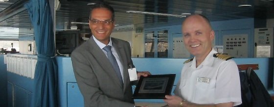 Fernando Méndez y el capitán del ‘Azamara Club Cruise’ durante el intercambio de regalos