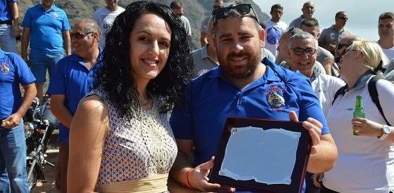 Nuria Niebla Concejal de Educación y Cultura del Ayuntamiento de Hermigua con el presidente del Club Honda 70 La Gomera