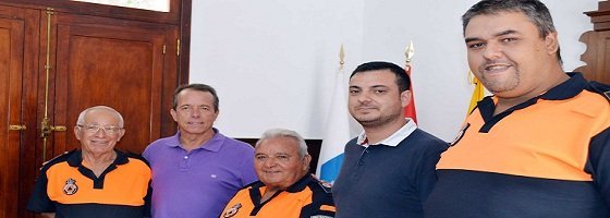 Rubén Segredo y Pedro Negrín con Sito Simancas y otros miembros de la URG