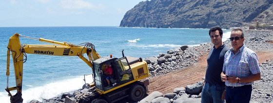 Pedro Negrín y Rubén Segredo en las obras de acondicionamiento de las Playas de Hermigua