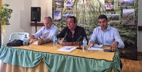 Pedro Negrín junto con Narvay Quintero y Casimiro Curbelo durante la reunión con los afectados