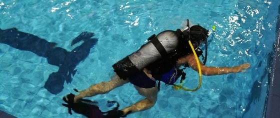 Uno de los participantes en los cursos de skin diving en su primera inmersión