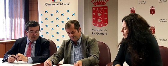 Firma de convenio entre representantes CaixaBank y el consejero insular