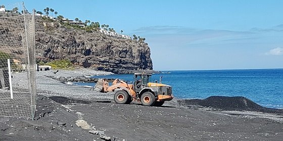 Maquina trabajando en la playa