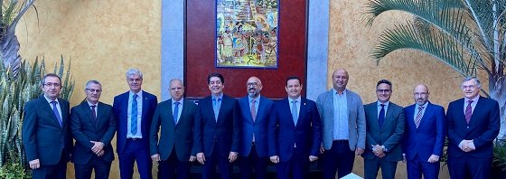 210220 Casimiro Curbelo junto a los presidentes de El Hierro y Tenerife en un foro sobre conectividad y turismo