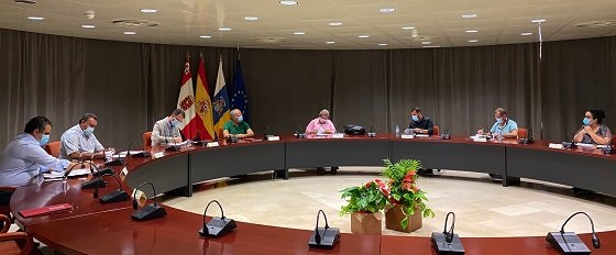 Representantes del Cabildo y de los ayuntamientos durante la firma del Plan Insular de Cooperación en Obras y Servicios