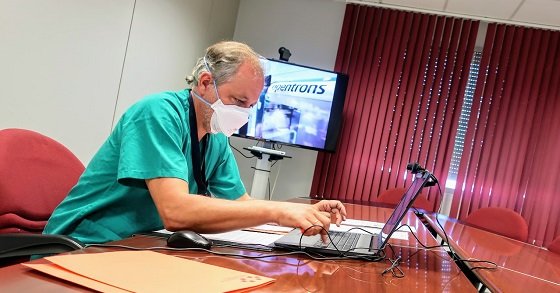 20AGO FOTO 1 El jefe de Microbiología del Hospital de La Candelaria Óscar Diez durante el encuentro virtual con los medios