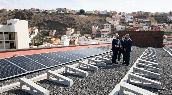 Ángel Víctor Torres, Casimiro Curbelo y Miguel Melo visitan las obras de instalación de energía fotovoltaica