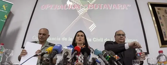 La delegada del Gobierno en Canarias, María del Carmen Hernández Bento, acompañada por el coronel jefe de la Comandancia de Las Palmas, Ricardo Arranz (i) y por el director general de la Administración del Estado en Fuerteventura, José Agustín Medina González 