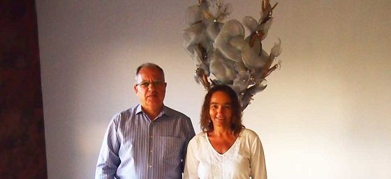 La artista húngara Smoenjala entrega al presidente del Cabildo Insular, Casimiro Curbelo, de una escultura simbólica del &#39;Árbol Dorado de la Vida