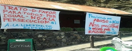 Pancartas instaladas ante el &#39;Rejón Playa&#39;