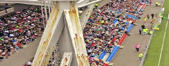 1.200 parados abarrotan el estadio del Langreo para optar a 34 plazas de peón