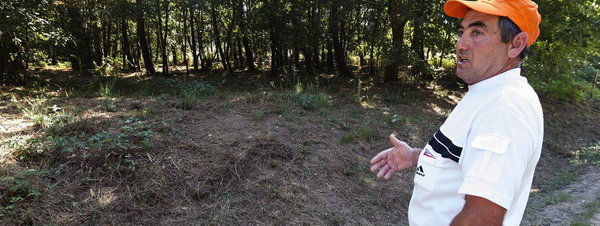 Un vecino de la localidad coruñesa de Teo muestra el lugar donde apareció el cadáver de una niña de 12 años Óscar Corral - EFE
