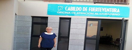 Pilar Rodríguez en la puerta de la OAC de Gran Tarajal.