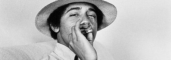 Obama fumando de joven.