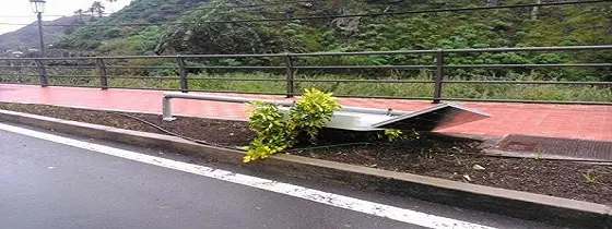 Destrozo causado por el viento en una señal en Hermigua 