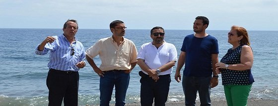 El Alcalde de Hermigua Pedro Negrín durante la reunión de ayer en la Playa de Santa Catalina
