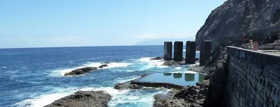 El Pescante de Hermigua desde la Zona Dotacional, en primer plano El Peñón