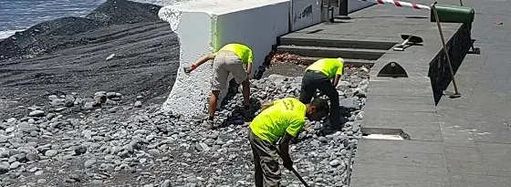 Operario mejorando la playa