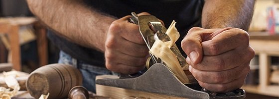 438102-hombre-tallando-madera
