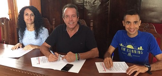Nuria Niebla Pedro Negrín y Cristofer Clemente hoy en la firma del acuerdo de patrocinio y sponsorización