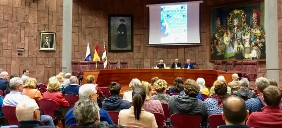 Conferencia celebrada en el Salón de Plenos del Cabildo