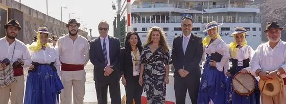 011118 La Gomera recibe más de tres mil cruceristas en la primera escala del AIDAstella