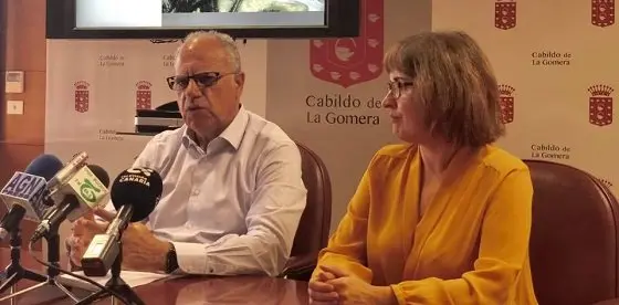 061118 Casimiro Curbelo y Rosa Elena García durante la presentación del proyecto