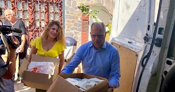 211218 Casimiro Curbelo y María Isabel Méndez durante la entrega de las bolsas de plásticos_opt