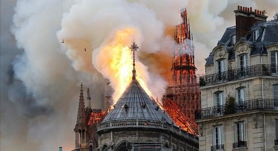 impresionante-incendio-catedral-notre-dame-provoca-una-cortina-humo-visible-todo-paris-1555350452861