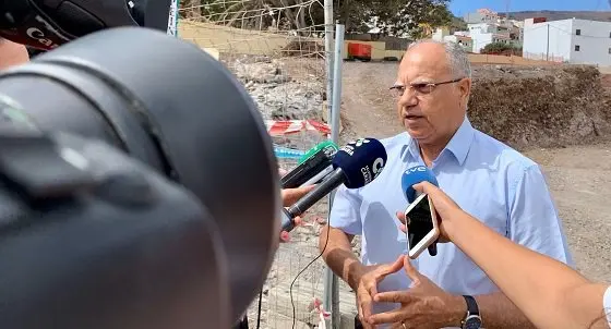 120919 Casimiro Curbelo durante la visita a las obras