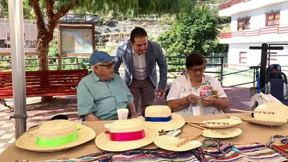 El consejero Miguel Melo con artesanos durante la muestra. 