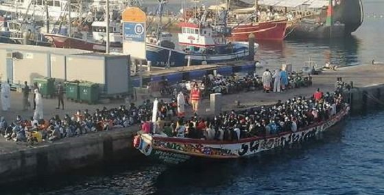 490x_barco-embarcacion-inmigrantes-inmigracion-canarias