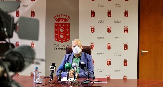 El presidente del Cabildo de La Gomera, Casimiro Curbelo, durante la rueda de prensa de presentación del Plan Extraordinario