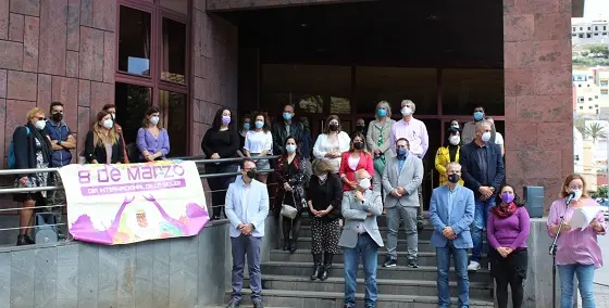 Lectura del Manifiesto en la entrada del Cabildo de La Gomera