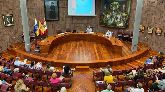 090421 Imagen de archivo de un encuentro con artesanos en el Salón de Plenos del Cabildo