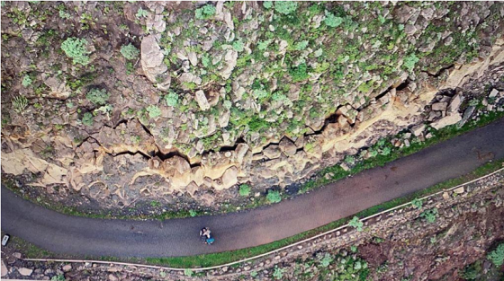 090421 Imagen de dron de la grieta en el talud de acceso a Enchereda