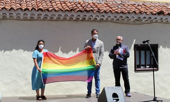 280621 Beatriz Santos, consejera de Igualdad del Cabildo, Adasat Reyes, alcalde de San Sebastián, y Erasmo Ramos, representante del colectivo LGBTI en La Gomera