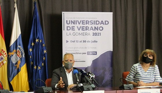 290621 El presidente del Cabildo, Casimiro Curbelo, junto a la consejera de Cultura y Educación, Rosa Elena García, durante una rueda de prensa